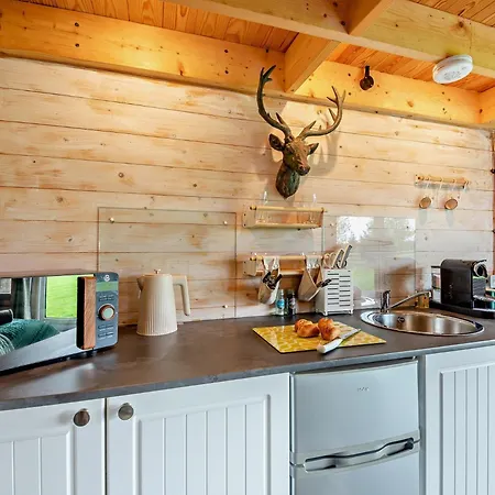 Dom wakacyjny 1 Bed In 96373 *